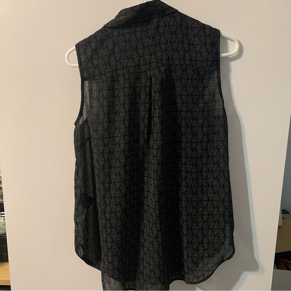 H&M Button-Down Collared Black and White Geometric Print Tank Blouse. Size 2 - Picture 8 of 13